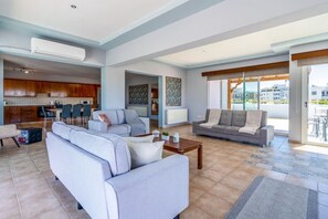 Una televisión, libros