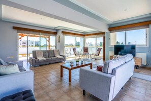 Una televisión, libros