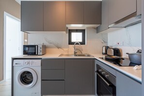 Réfrigérateur, four à micro-ondes, un four, surface de cuisson