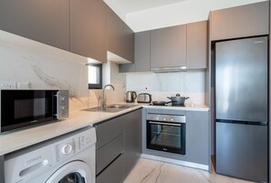 Jääkaappi, mikroaaltouuni, uuni, liesi