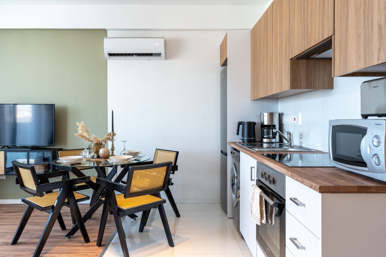 Coffee/tea maker, fridge, microwave, oven