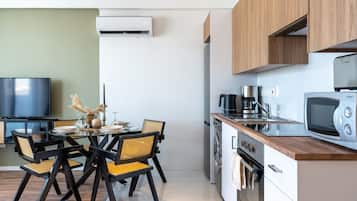 Coffee/tea maker, fridge, microwave, oven
