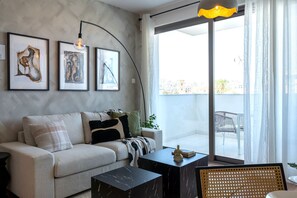 Smart TV - Luna - Homely Studio W/ Balcony in Larnaca (Cyprus - Larnaca)