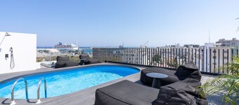 The Penthouse: 3BR Seaview-Private Pool in Larnaca