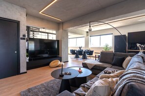 Smart TV, books, stereo