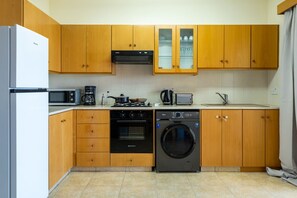 Jääkaappi, mikroaaltouuni, uuni, liesi