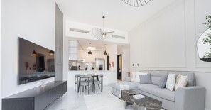 TV - StayShort - Awesome 1-Bedroom in Al Barshaa South, Near to Dubai Adventures! (Dubai)