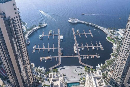 Free housekeeping visits during your stay - StayShort - Airy 5-Bedrooms Apartment at Harbour views with stunning scenery of Dubai Creek!