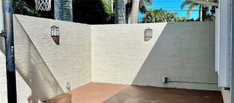 Charming 3-bedroom home with WiFi and AC in Homestead