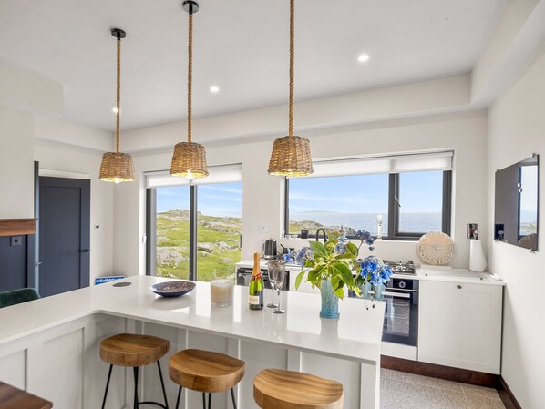 Jääkaappi, mikroaaltouuni, uuni, astianpesukone