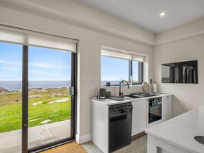 Jääkaappi, mikroaaltouuni, uuni, astianpesukone