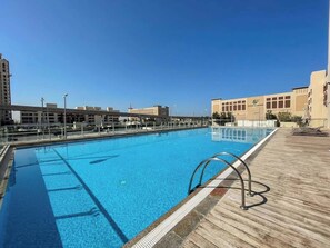 Pool - Free housekeeping visits during your stay - StayShort - Tranquil Studio with Unmatched Ocean Views in Palm (Palm Jumeirah)