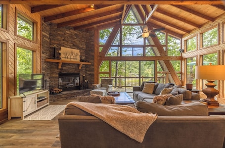 Smart TV, fireplace. Sunset Bridge Chalet by Innsbrook Vacations!