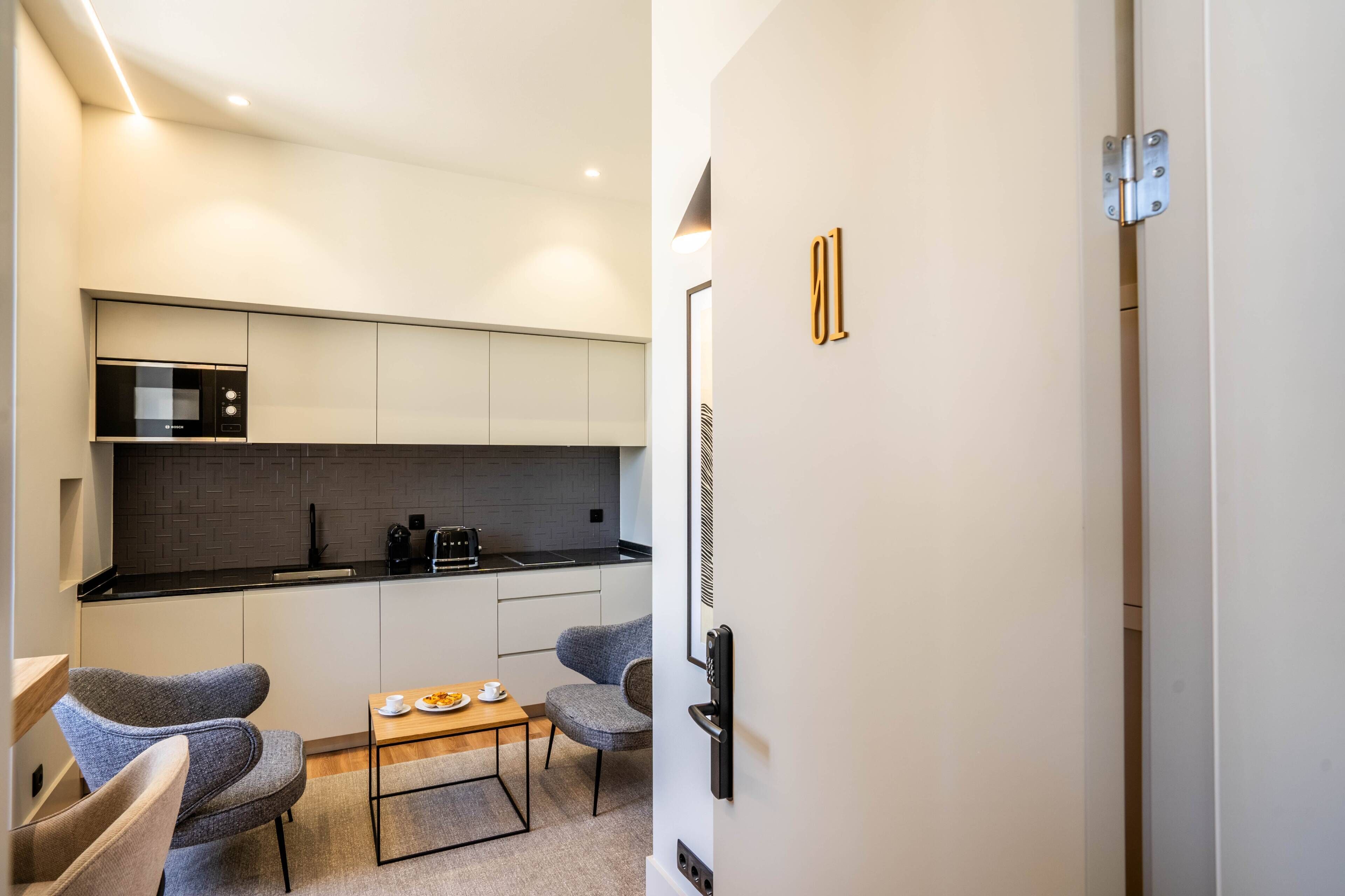 Frigorífico, microondas, placa de cocina y cafetera o tetera