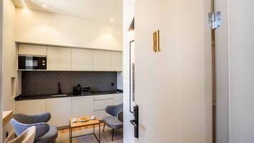 Frigorífico, microondas, placa de cocina y cafetera o tetera