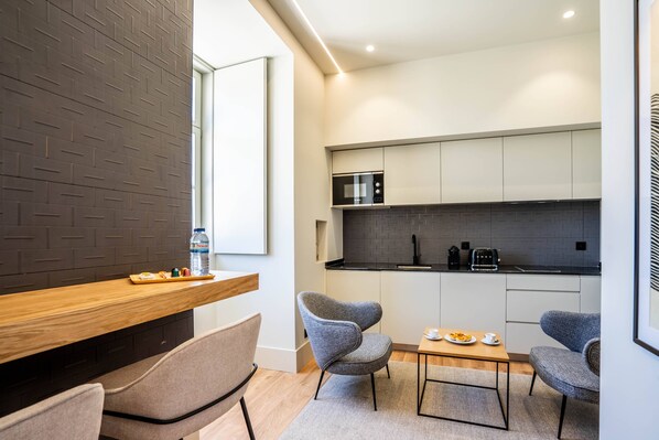 Kühlschrank, Mikrowelle, Herdplatte, Wasserkocher mit Kaffee-/Teezubehör