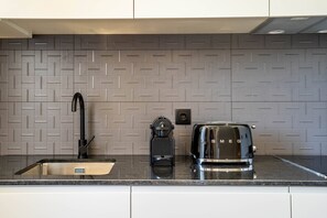 Réfrigérateur, four à micro-ondes, surface de cuisson, cafetière-théière