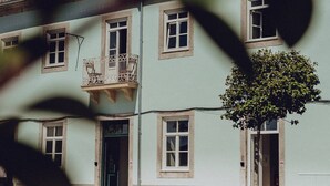 Een gebouw met twee verdiepingen, voorzien van een balkon op de tweede etage.
