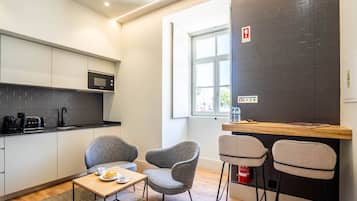 Frigorífico, microondas, placa de cocina y cafetera o tetera