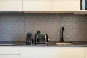 Réfrigérateur, four à micro-ondes, surface de cuisson, cafetière-théière