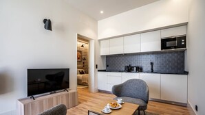 Un appartement moderne comprenant un salon, un coin repas et une cuisine.