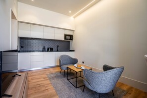 Jääkaappi, mikroaaltouuni, liesi, kahvin-/teenkeitin