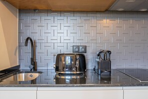 Kühlschrank, Mikrowelle, Herdplatte, Wasserkocher mit Kaffee-/Teezubehör