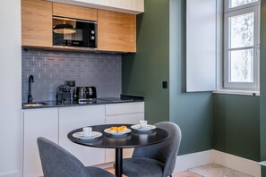 Réfrigérateur, micro-ondes, plaque de cuisson, cafetière/bouilloire