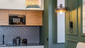 Een moderne keuken met houten kastjes, een Bosch magnetron, een koffiezetapparaat en een decoratieve spatwand.
