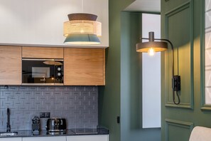 Réfrigérateur, micro-ondes, plaque de cuisson, cafetière/bouilloire