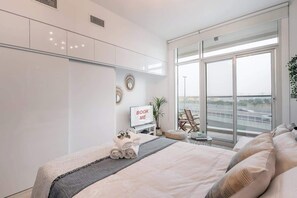 Een strijkplank/strijkijzer, wifi, beddengoed