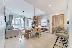 Dining - AirDXB - Stylish, Relaxing 3-Bedroom Apartment Perfect for Family in Palm Jumeirah (Palm Jumeirah)