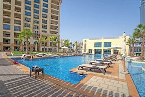 Pool - AirDXB - Stylish, Relaxing 3-Bedroom Apartment Perfect for Family in Palm Jumeirah (Palm Jumeirah)