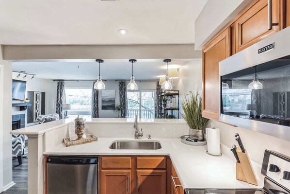 Fridge, microwave, oven, stovetop - Riverfront Charm – A Scenic Downtown Stay for 6! (Nashville)