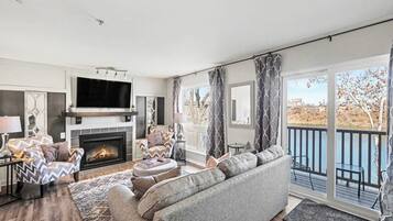 TV, fireplace