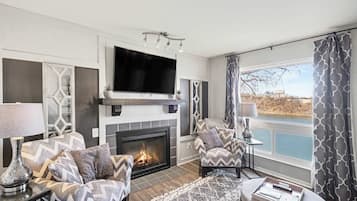 TV, fireplace