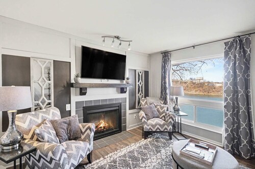 Riverfront Charm – A Scenic Downtown Stay for 6!