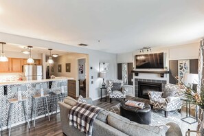 Interior - Riverfront Charm – A Scenic Downtown Stay for 6! (Nashville)