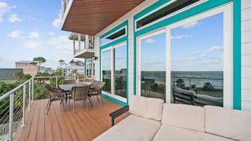 Rumah, 6 kamar tidur, kolam renang pribadi, pemandangan samudra | Balkon