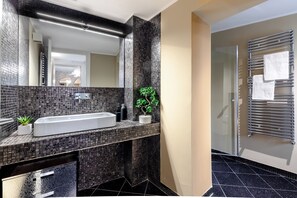 Shower, hair dryer, bidet, towels