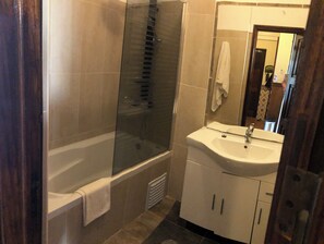 Douche, sĂšche-cheveux, serviettes fournies, savon
