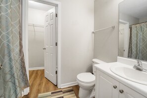 Douche, sĂšche-cheveux, serviettes fournies, savon