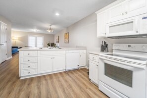 Microondas, horno, placa de cocina, lavavajillas