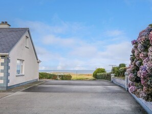 Property grounds - TEACH ANNIE AGUS PADDY, pet friendly in Gortahork, County Donegal (Gortahork)