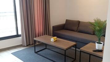 Departamento junior | Área de sala de estar | Smart TV de 55 pulgadas con canales vía satélite