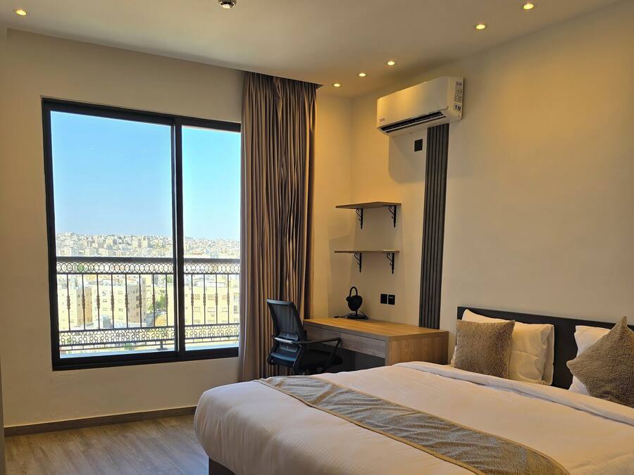 Phòng Deluxe | Bộ đồ giường cao cấp, nệm Select Comfort, két bảo mật tại phòng