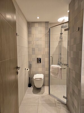 Shower, rainfall showerhead, free toiletries, slippers - ALSHAKREEN SUITES (Amman)