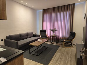 Appartement Familial, 2 chambres, balcon, vue ville | Coin séjour | TV connectée de 55 pouces avec chaînes par satellite
