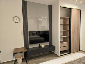 Deluxe Room | Living area | 55-inch Smart TV with satellite channels - ALSHAKREEN SUITES (Amman)