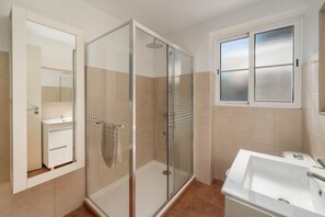 Shower, hair dryer, towels